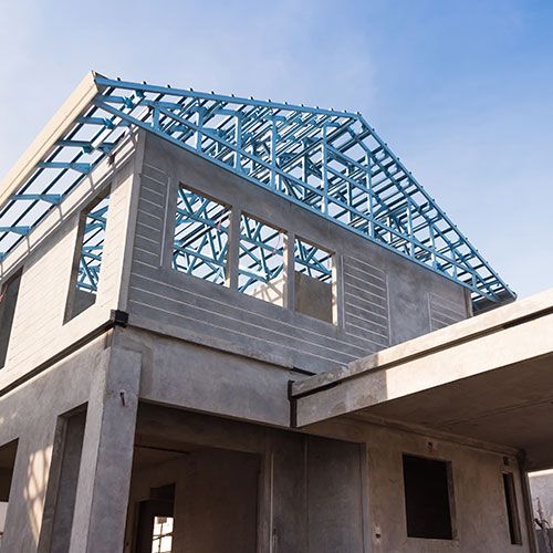 Ein Einfamilienhaus im Bau von unten nach oben fotografiert